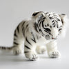 Hvit Amurtiger Bamse 33 cm | Hansa Creation - Bamsedyra AS