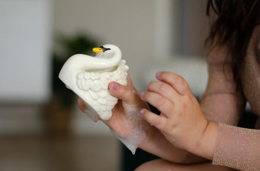 Natruba badeleke svane – hvit | 100 % naturgummi 0+