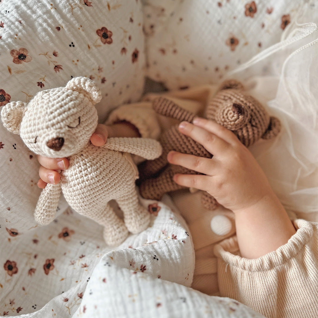 Heklet mini bamse – Bo the Bear (brun) | Patti Oslo