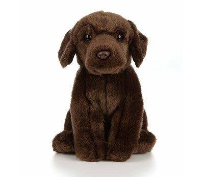Living Nature Sjokoladelabrador Hundekosedyr – sidevisning med glatt sjokoladebrun pels og kompakt kropp, 29 cm