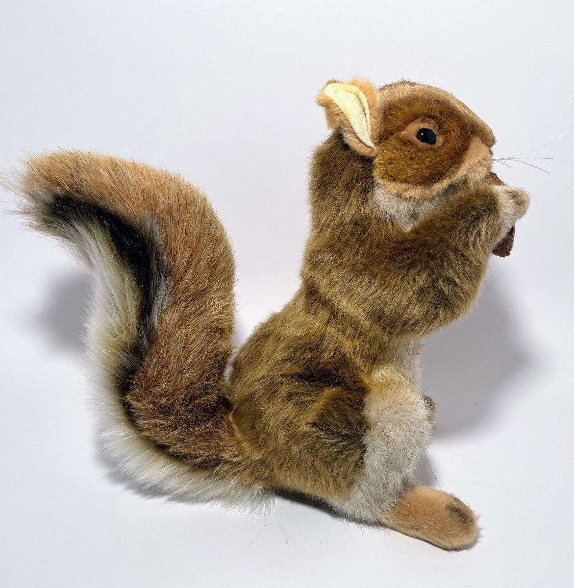 Hansa Creation Red Squirrel with Nut - Bamsedyra AS