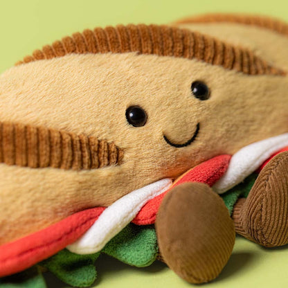 Jellycat | Amuseables Caprese Baguette | Beige/Rød/Grønn | 12 cm Side View - Bamsedyra AS