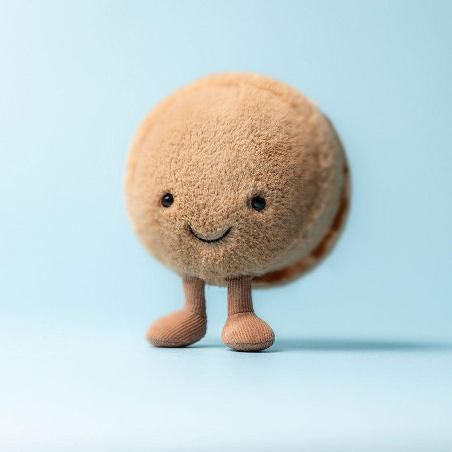 Jellycat Amuseables Mona Macaron Sjokolade sett fra siden – brun plysj makron med kremfarge