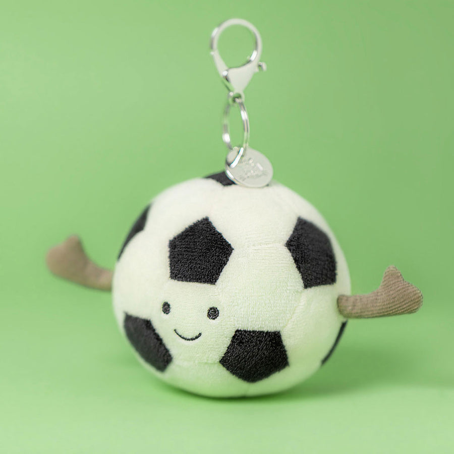 Jellycat Amuseables Sports Football Bag Charm sett fra siden – liten fotball plysj med lenke