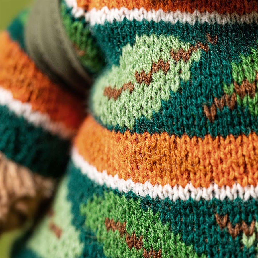 Jellycat Bartholomew Bear Hiking sett fra siden – avtakbare klar og turbukse i olivengrønt