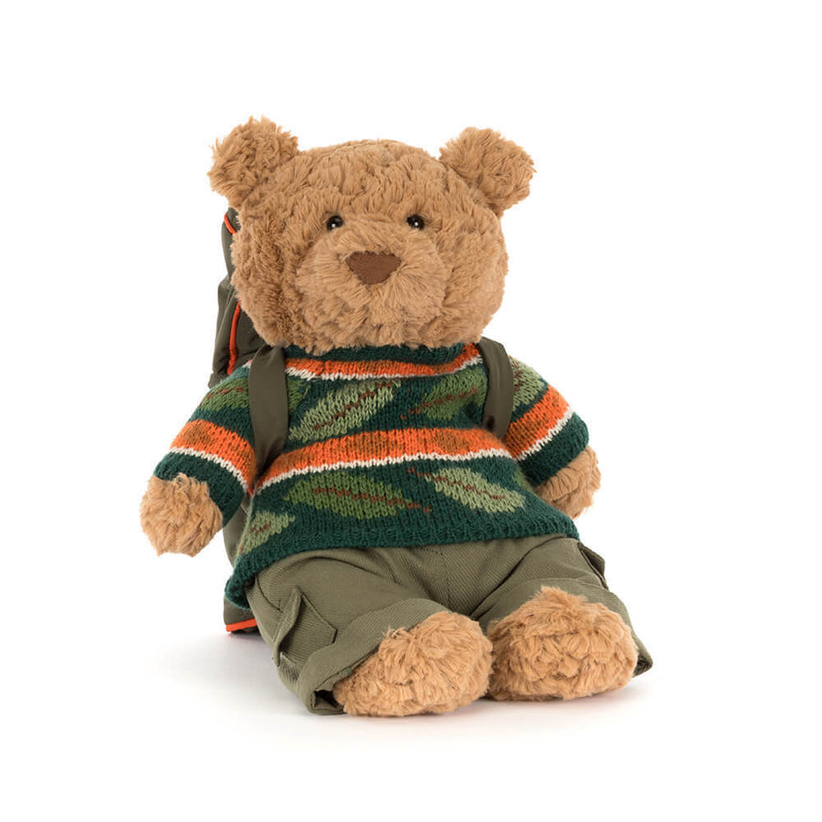Bartholomew Bear Hiking fra Jellycat sett forfra – 26 cm brun bamse klar for tur