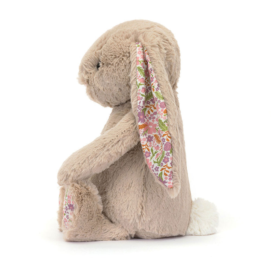 Jellycat Blossom Beige Bunny Petal detalj – nærbilde av brodert nese og blomster-aksent