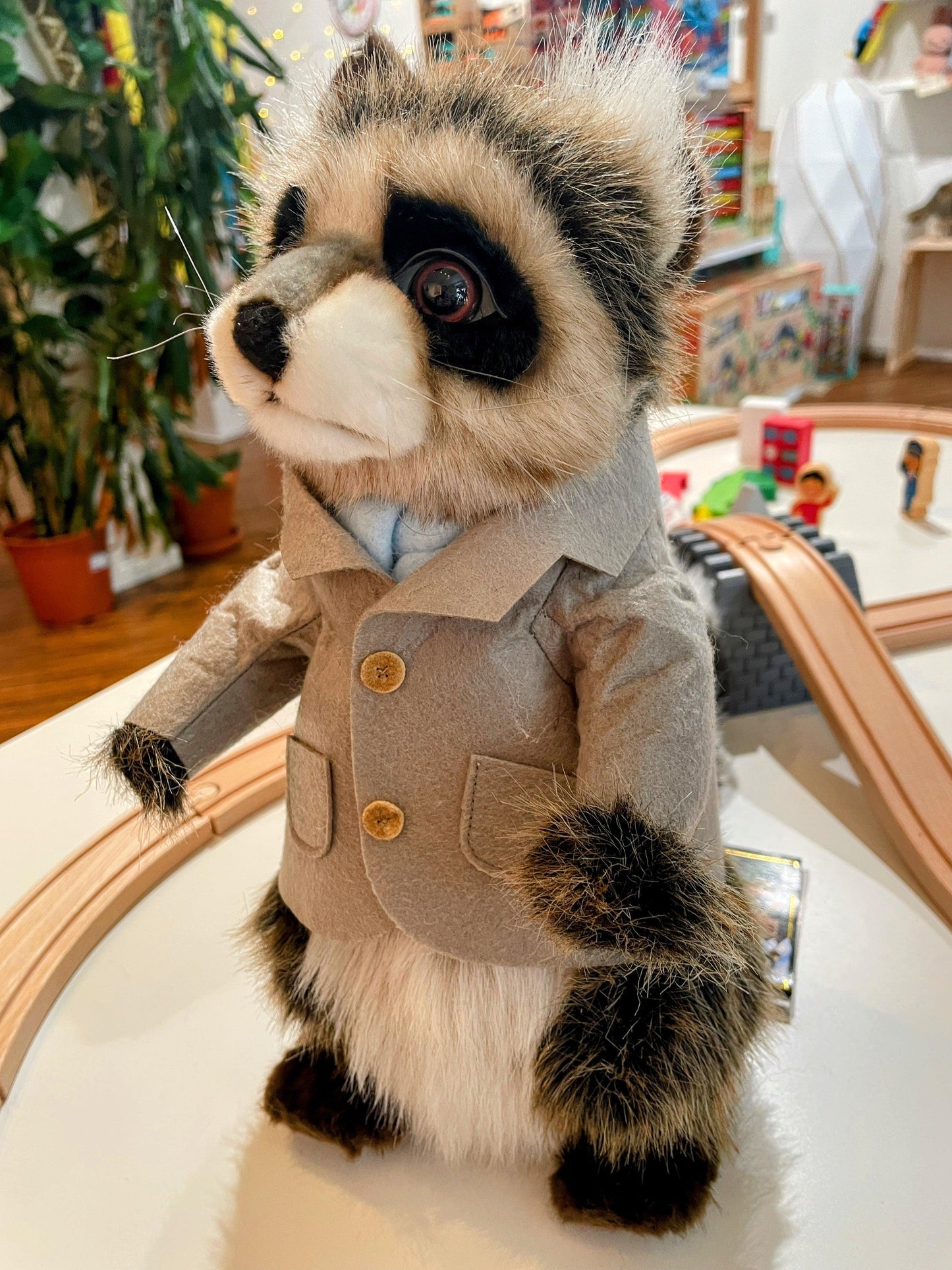 Hansa Creation Raccoon Dad with Clothes - Wise and Lifelike Plush Toy - Bamsedyra