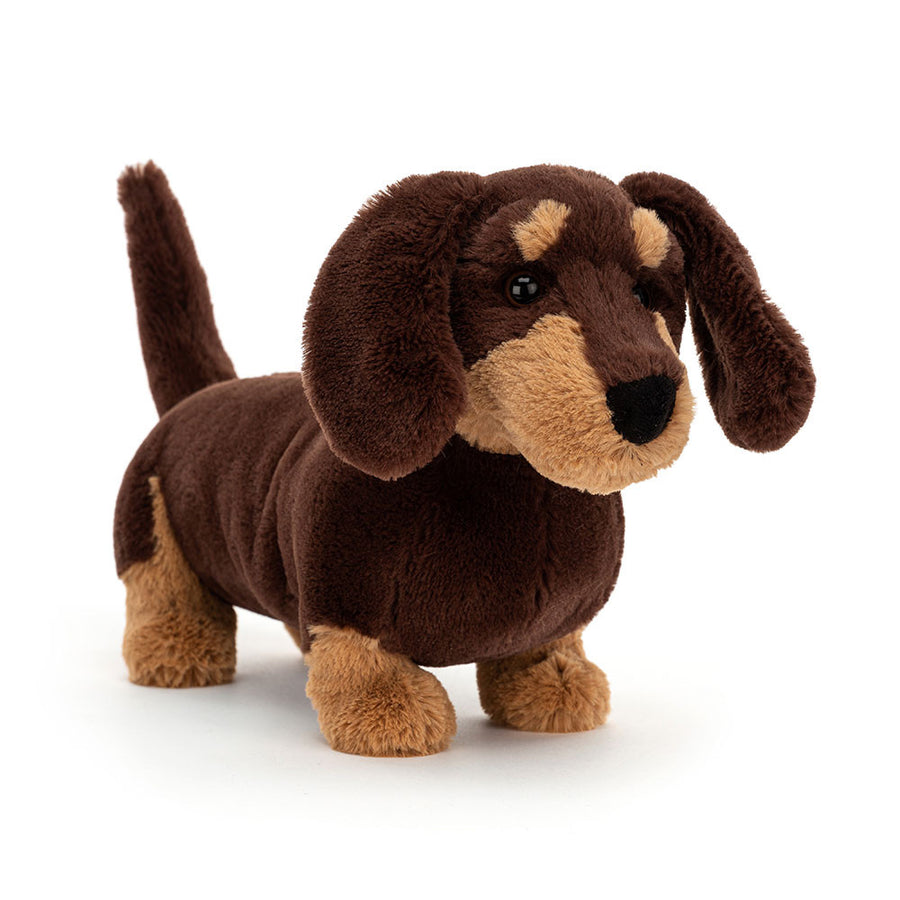 Jellycat Otto Sausage Dog sett fra siden – brun plysj dachs med lang kropp og korte bein