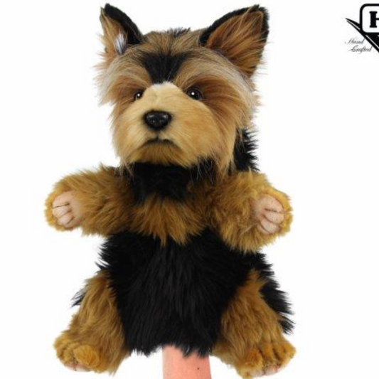 Hansa Creation Yorkshire Terrier Hånddukke (Kommer midten av november 2024)