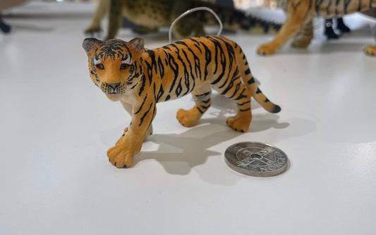 CollectA Tiger Cub Figure - Cute and Lifelike Wild Cat Replica - Bamsedyra