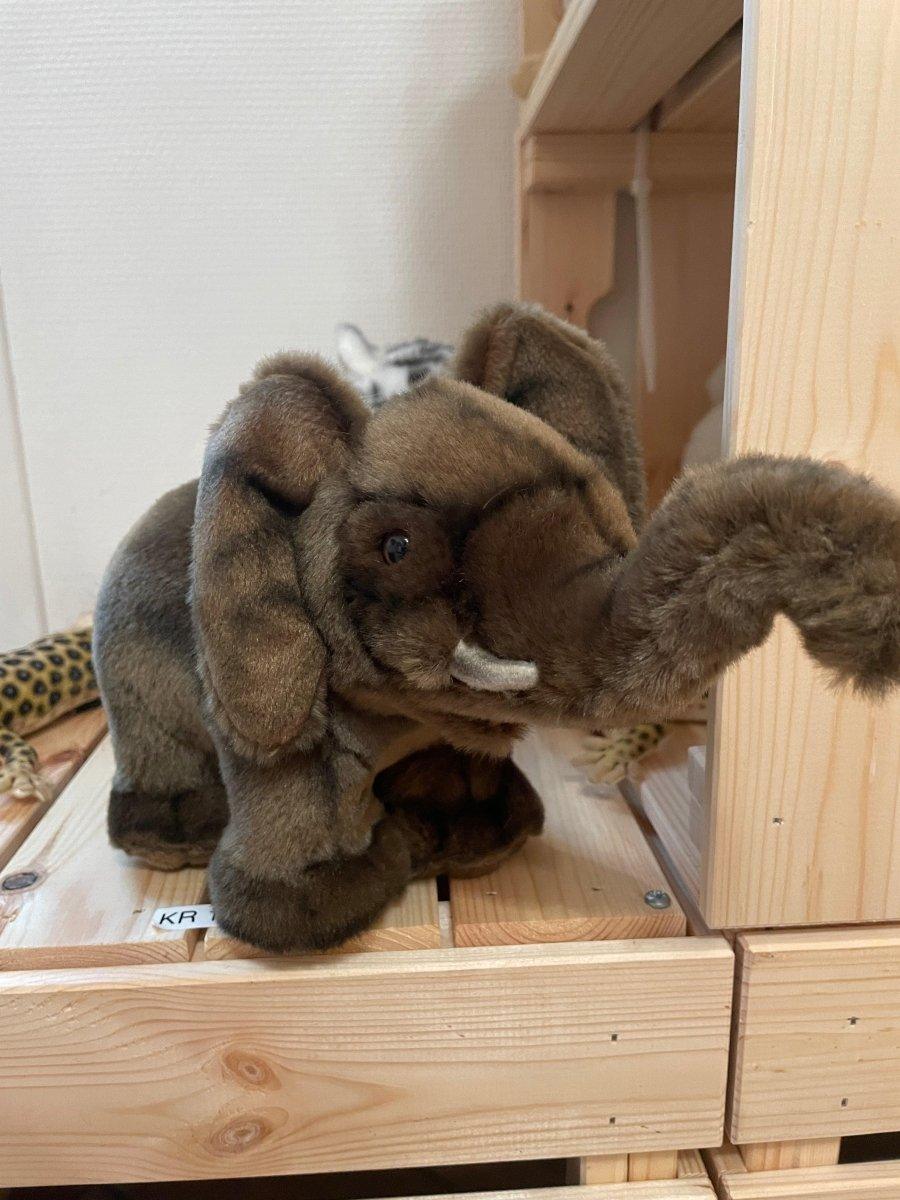 Hansa Creation Baby Elefant sett fra siden – grå elefantunge plysj med snabel