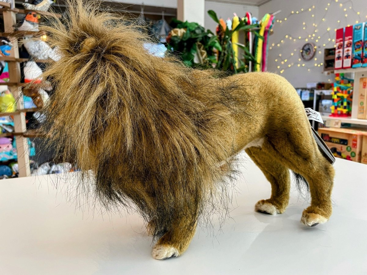 Hansa Creation Lion Male Standing 43cm - Bamsedyra