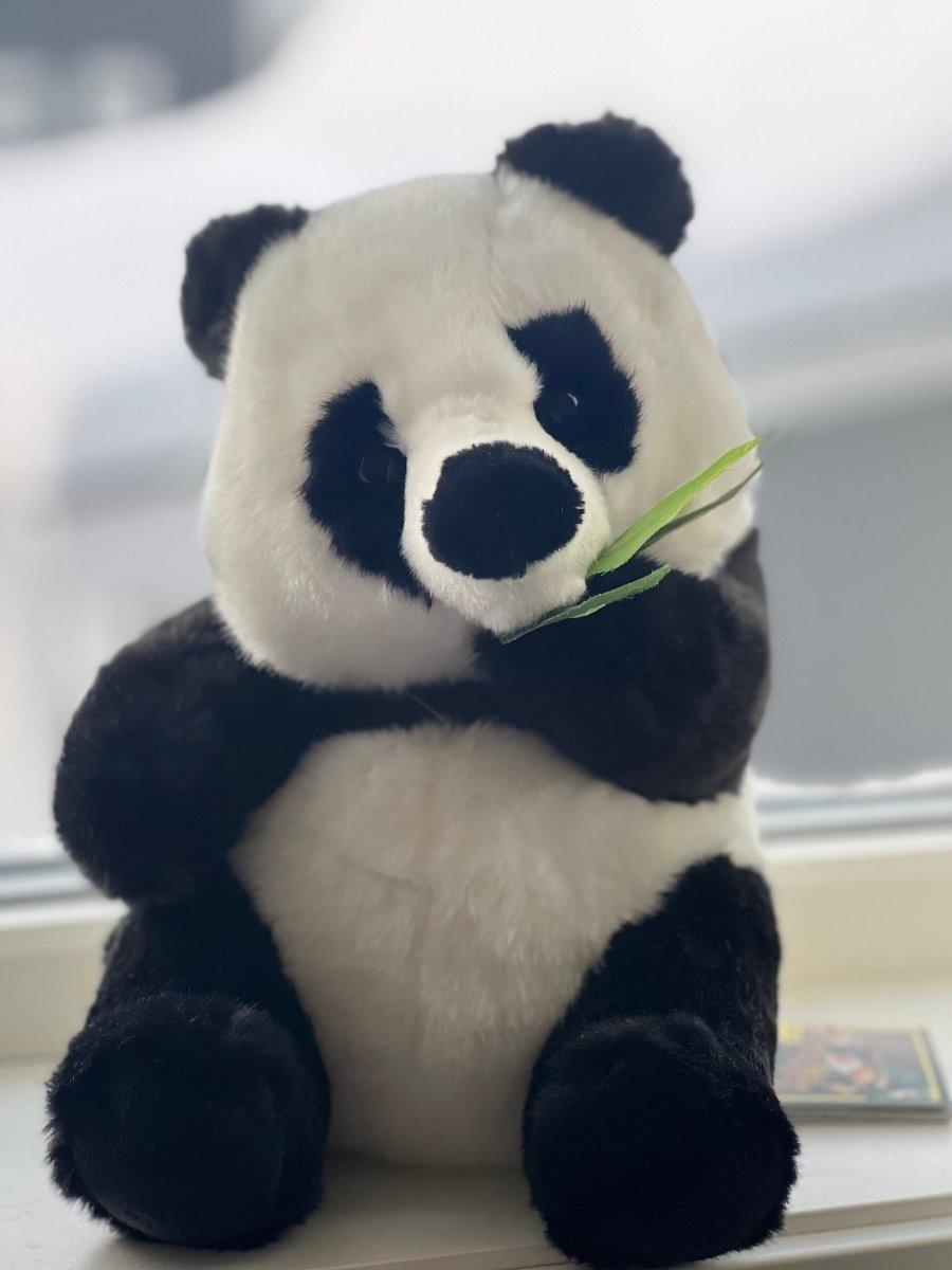 Hansa Creation Panda sett fra siden – svart og hvit panda plysj i sittende stilling